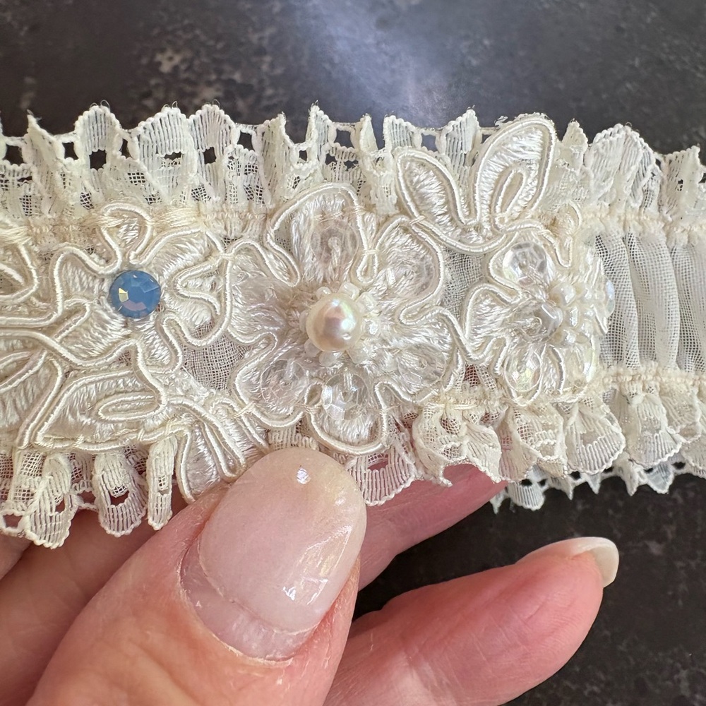 Bridal from England - Beautiful Cream Lace Garter with Beading & Pearl - Picture 7 of 13